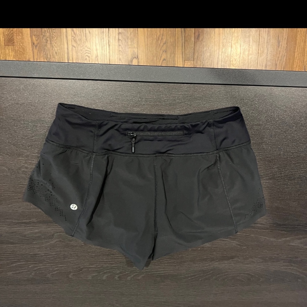 Lululemon size 6 Speed Up High-Rise Short 2.5" with ventilation detail